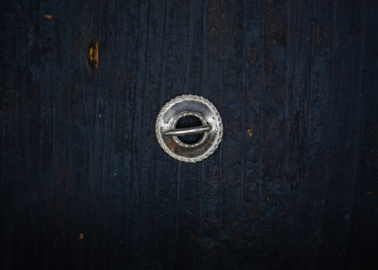 Väike traditsiooniline eesti rahvuslikus stiilis hõbedast pross