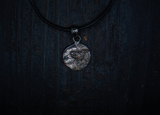 Hõbedast ripats hundi ja kuuga