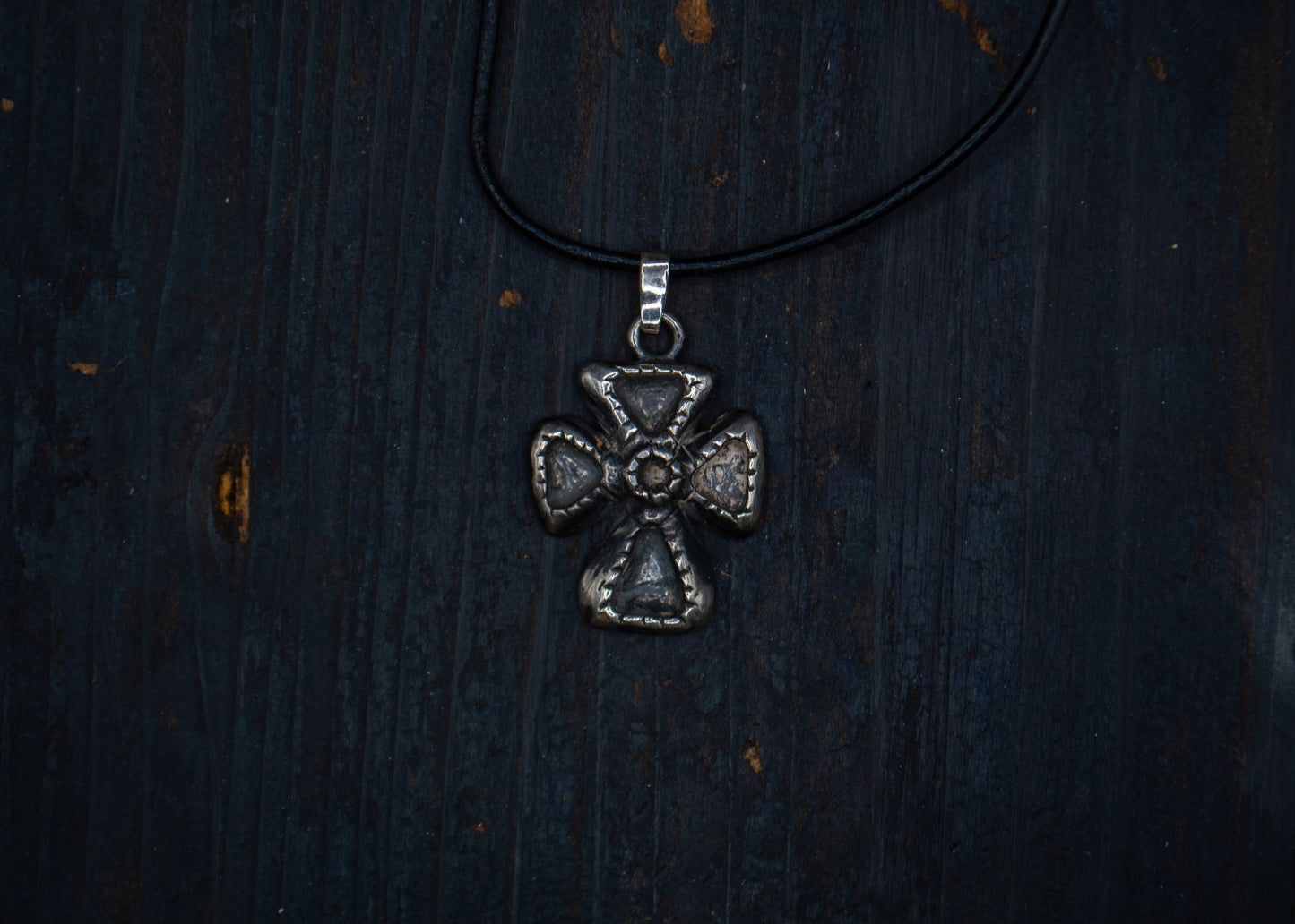 Hõbedast ristiga ripats