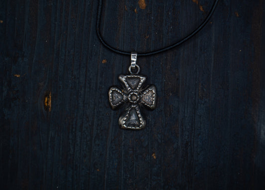 Hõbedast ristiga ripats