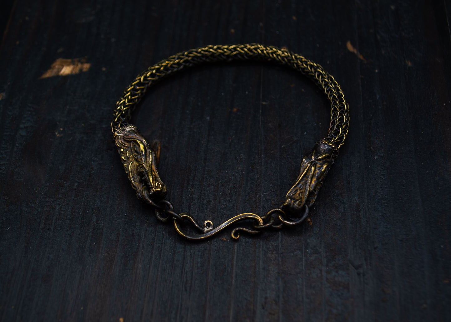 Viikingistiilis messingist käevõru merelohepeadega