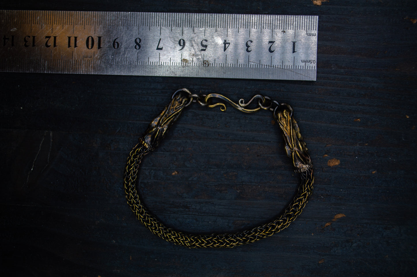 Viikingistiilis messingist käevõru merelohepeadega