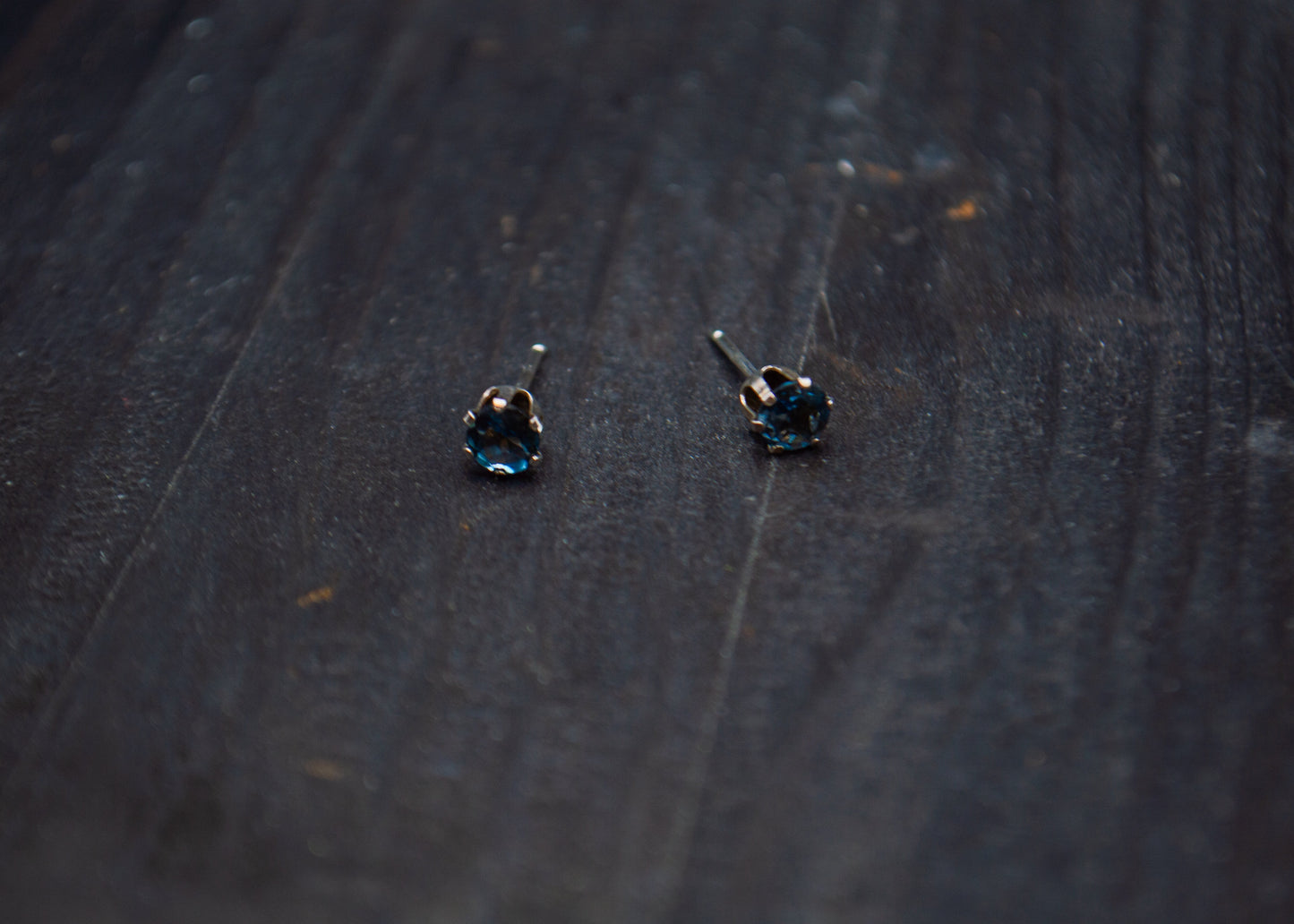 Hõbedast kõrvarõngad siniste topaasidega