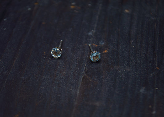 Hõbedast kõrvarõngad siniste topaasidega