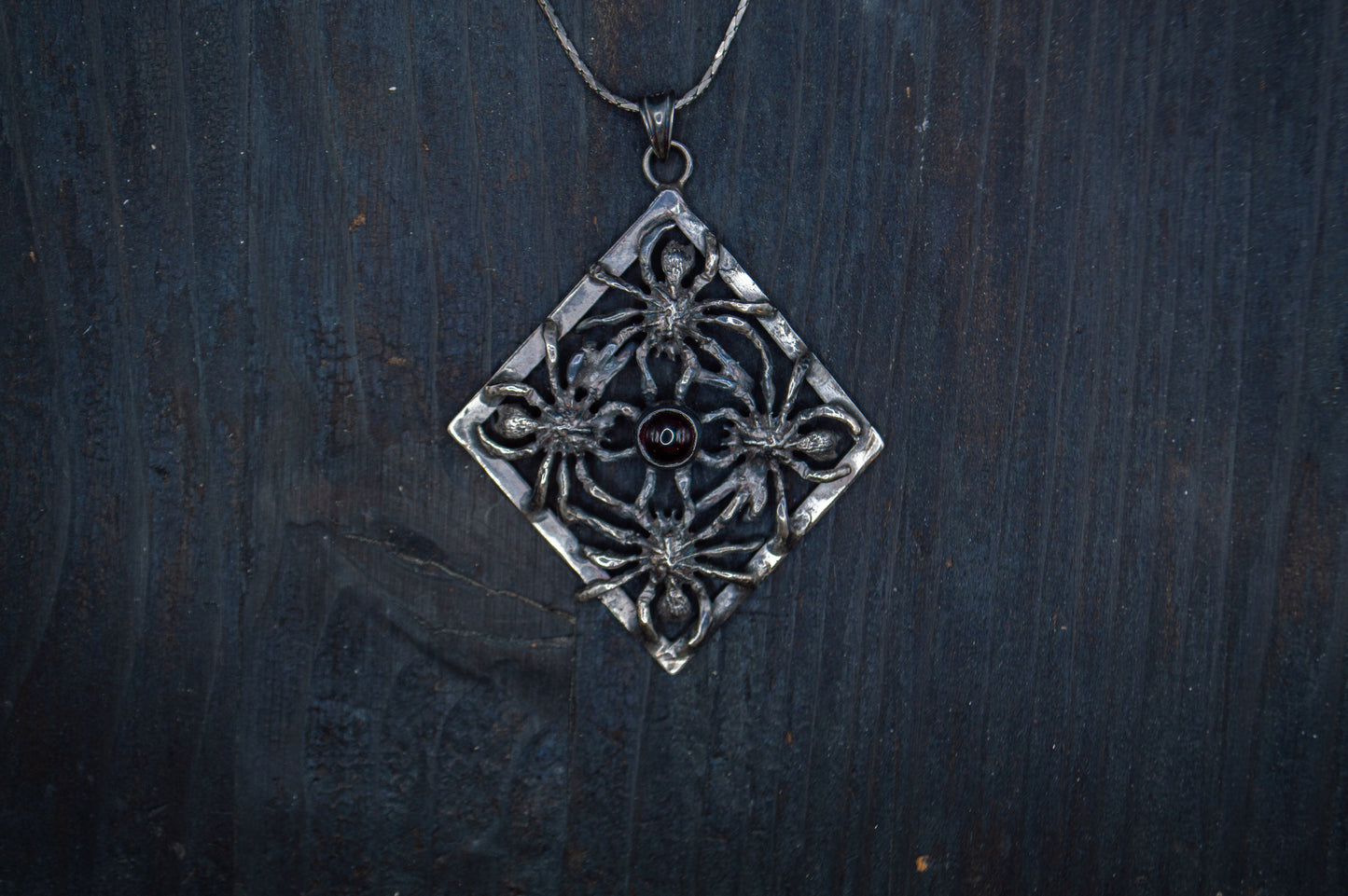 Kaelakee „Tenebris Aranea“: hõbe 925, granaat