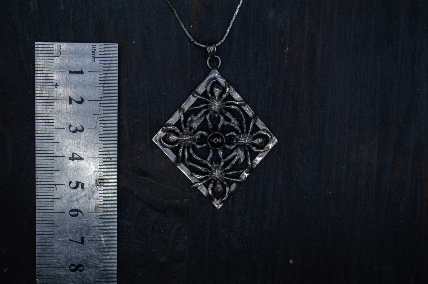 Kaelakee „Tenebris Aranea“: hõbe 925, granaat