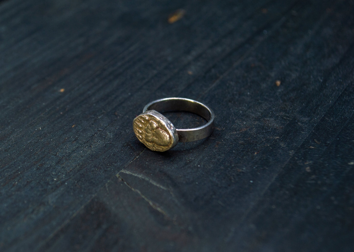 Hõbedast sõrmus karu käpajäljega