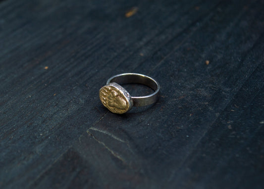 Hõbedast sõrmus karu käpajäljega