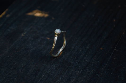 Hõbedast sõrmus opaaliga