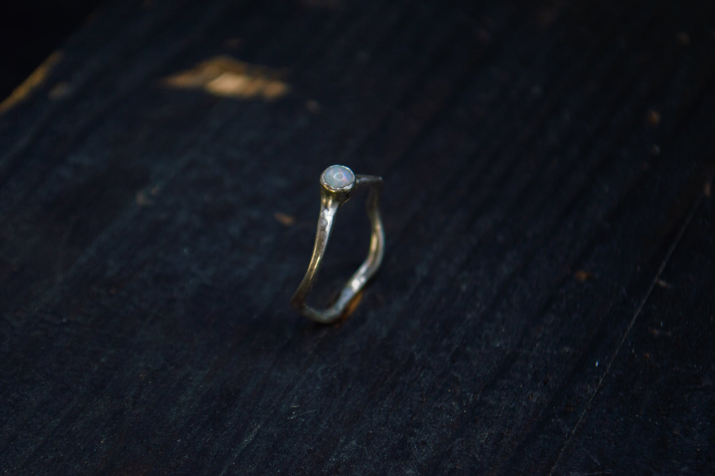 Hõbedast sõrmus opaaliga