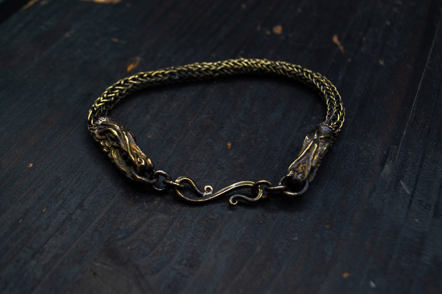 Viikingistiilis messingist käevõru merelohepeadega