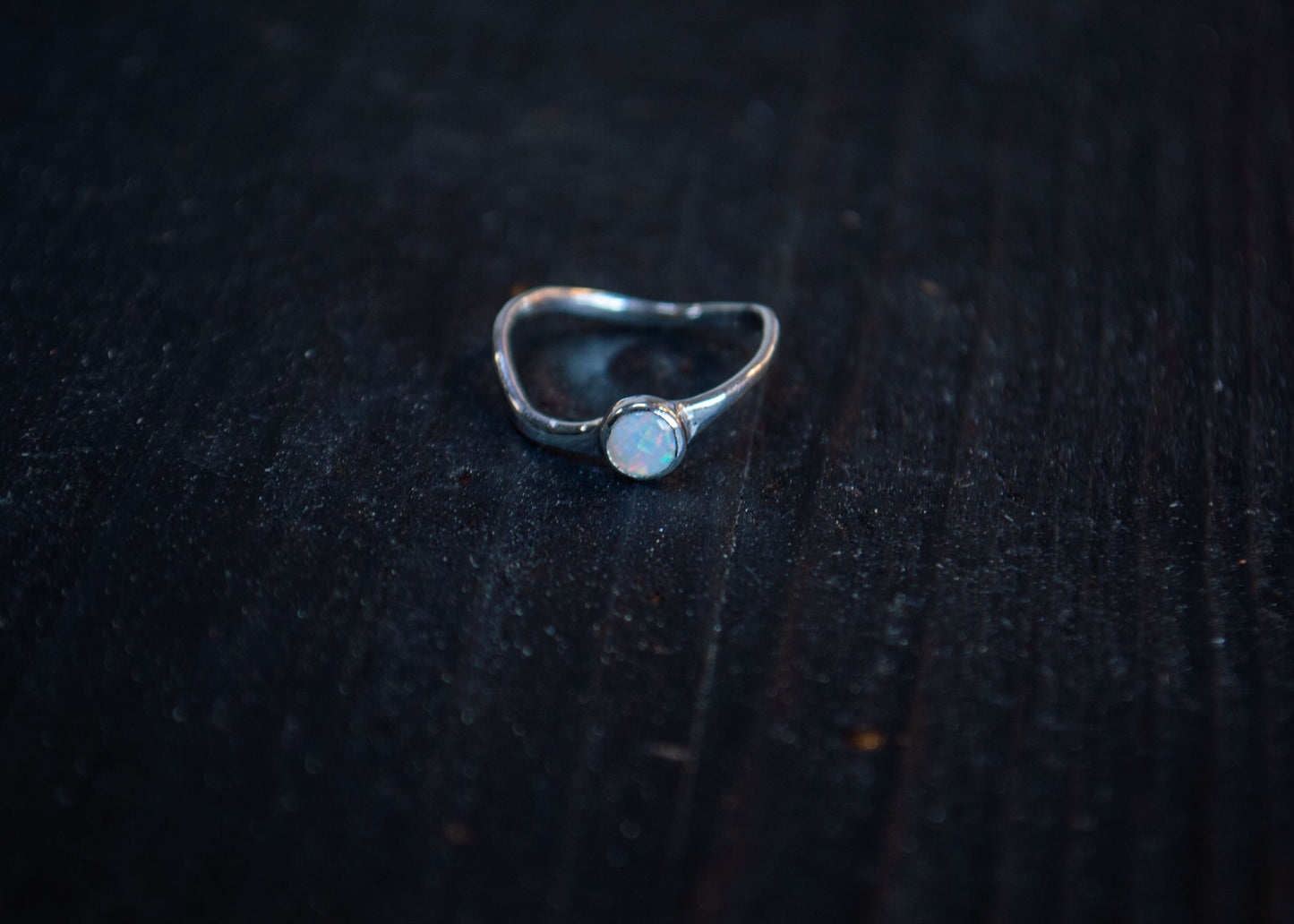 Hõbedast sõrmus opaaliga