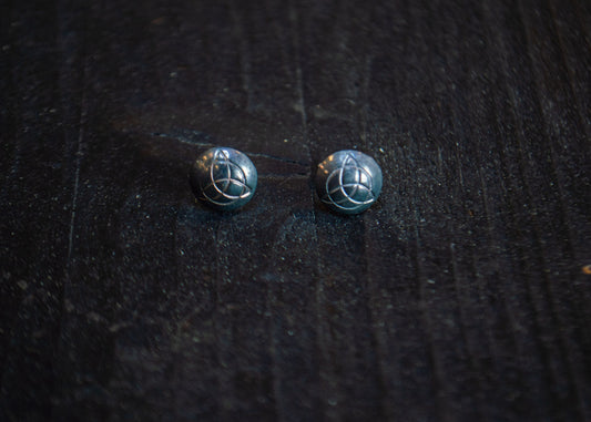 Oksüdeeritud hõbedast kõrvarõngad triquetra sümboliga