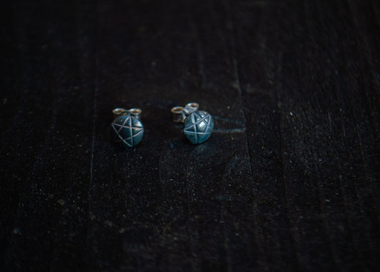 Oksüdeeritud hõbedast kõrvarõngad pentagrammidega