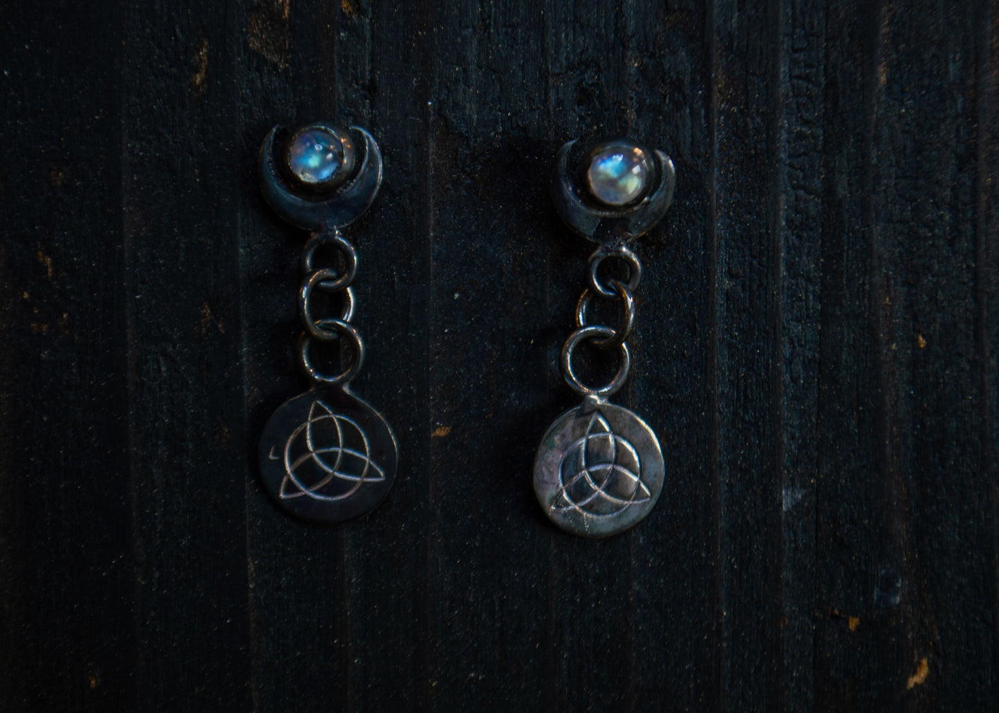 Oksüdeeritud hõbedast kõrvarõngad triquetra sümbolite ja kuukividega