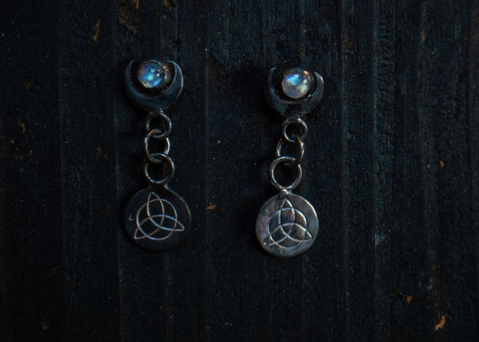 Oksüdeeritud hõbedast kõrvarõngad triquetra sümbolite ja kuukividega