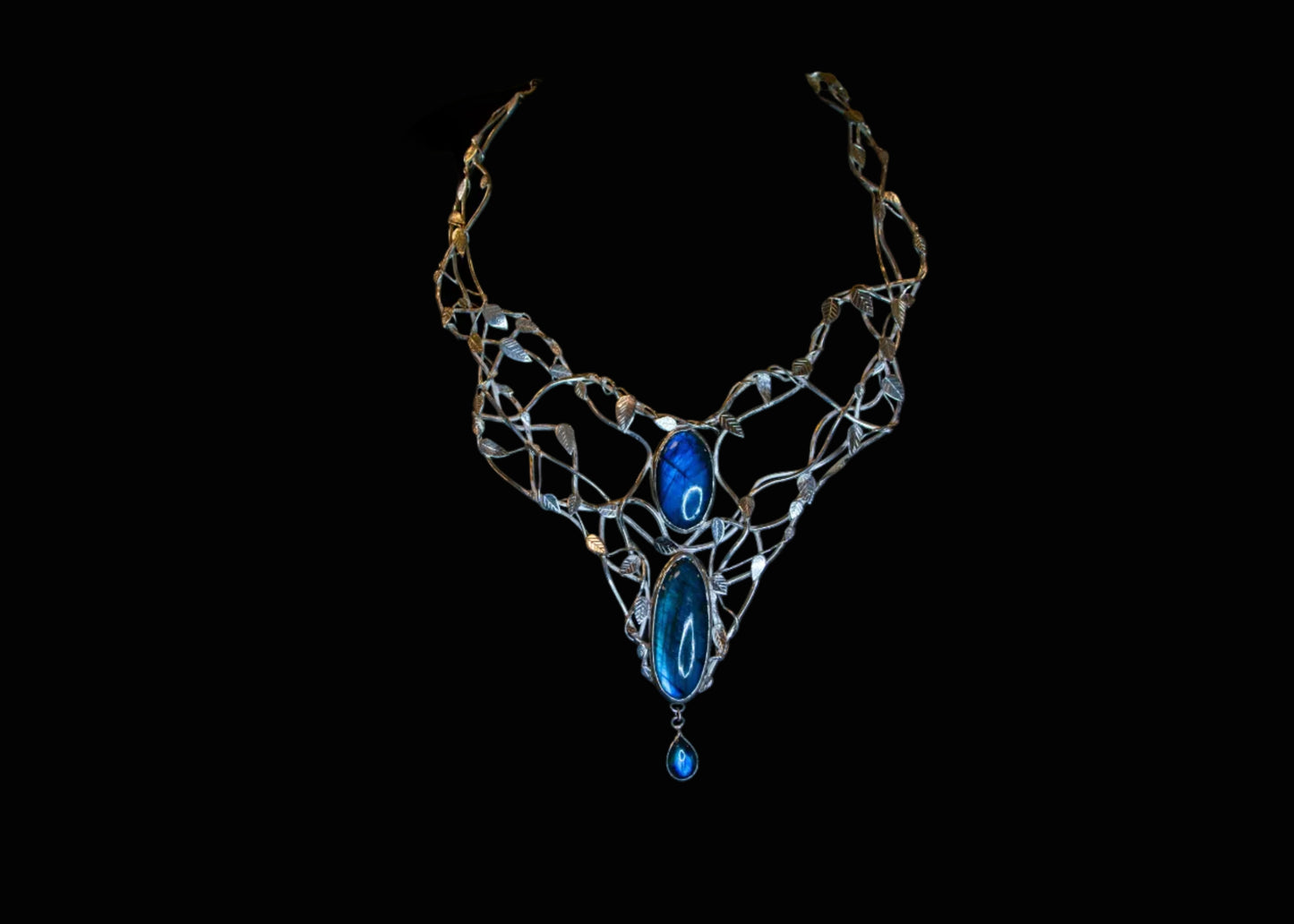 Silver necklace "Rîf e-Daer" with labradorite