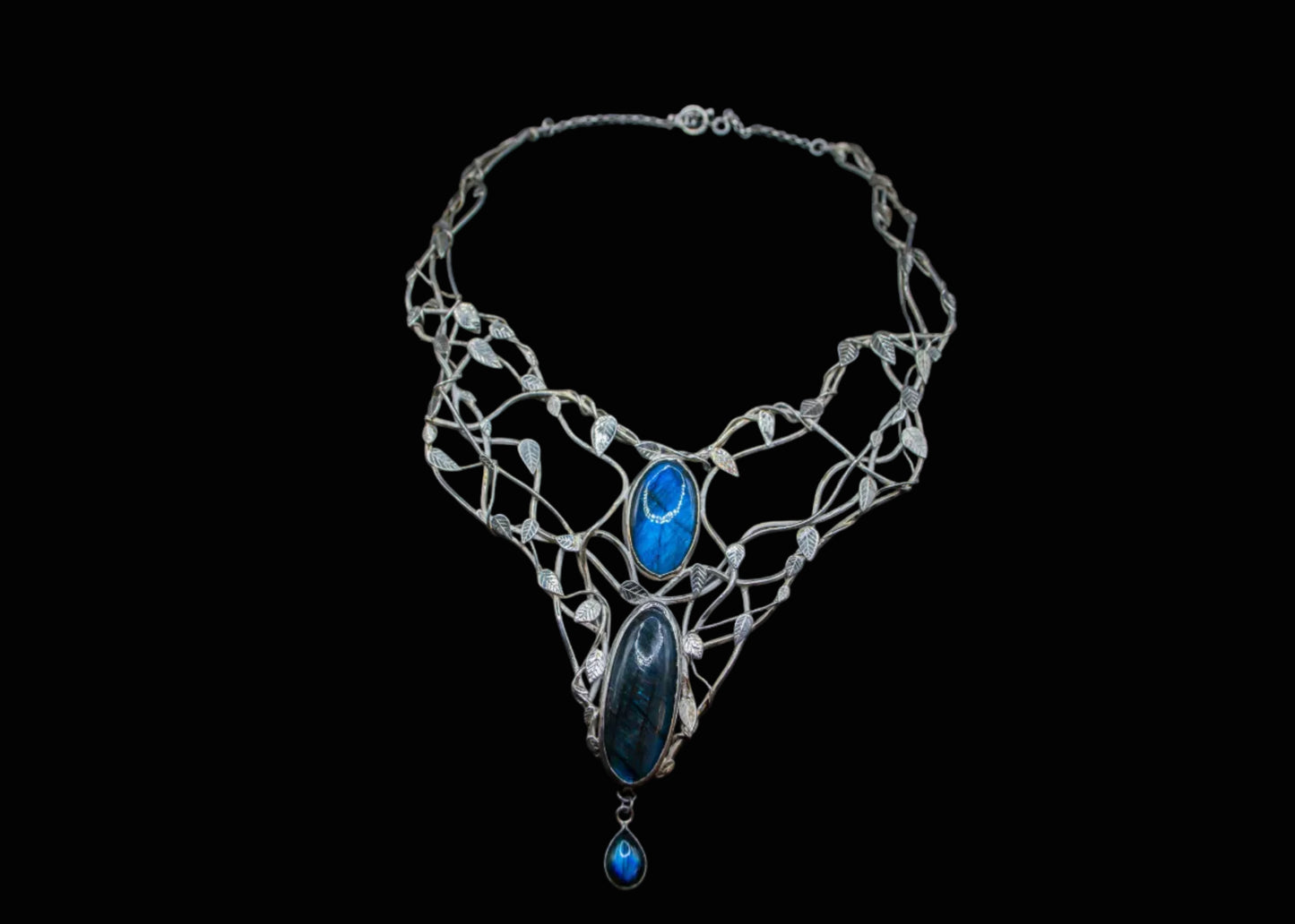 Silver necklace "Rîf e-Daer" with labradorite