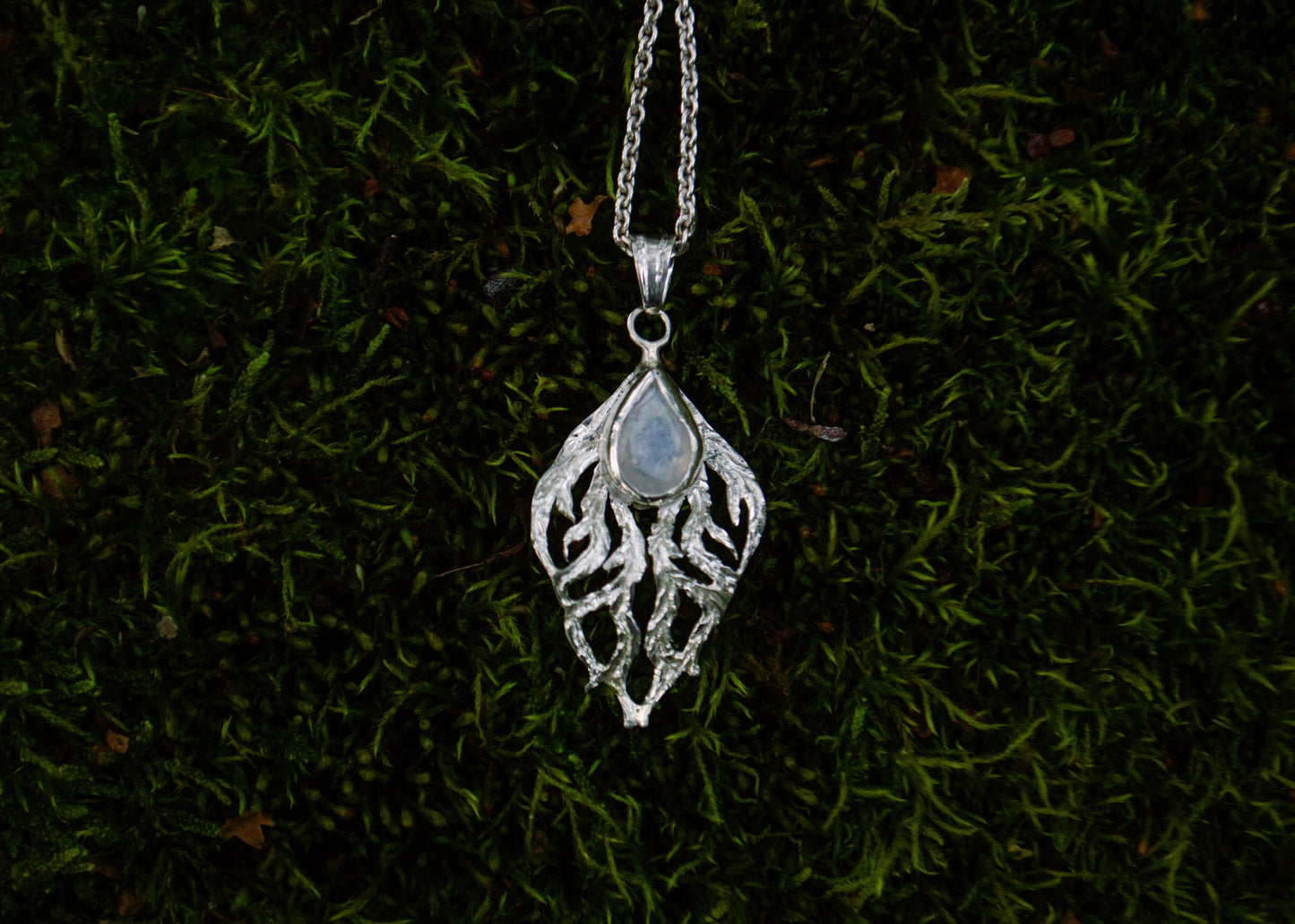 Silver pendant with moonstone and moss motif
