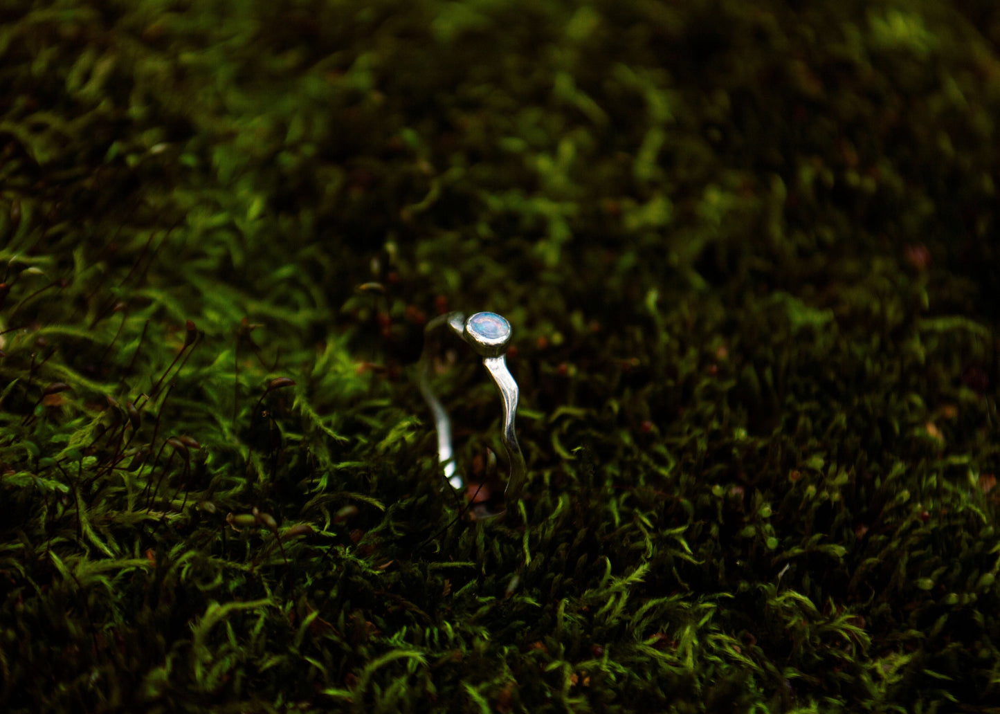 Hõbedast sõrmus opaaliga