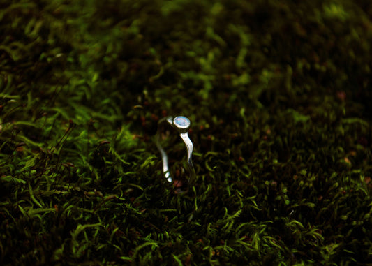 Hõbedast sõrmus opaaliga