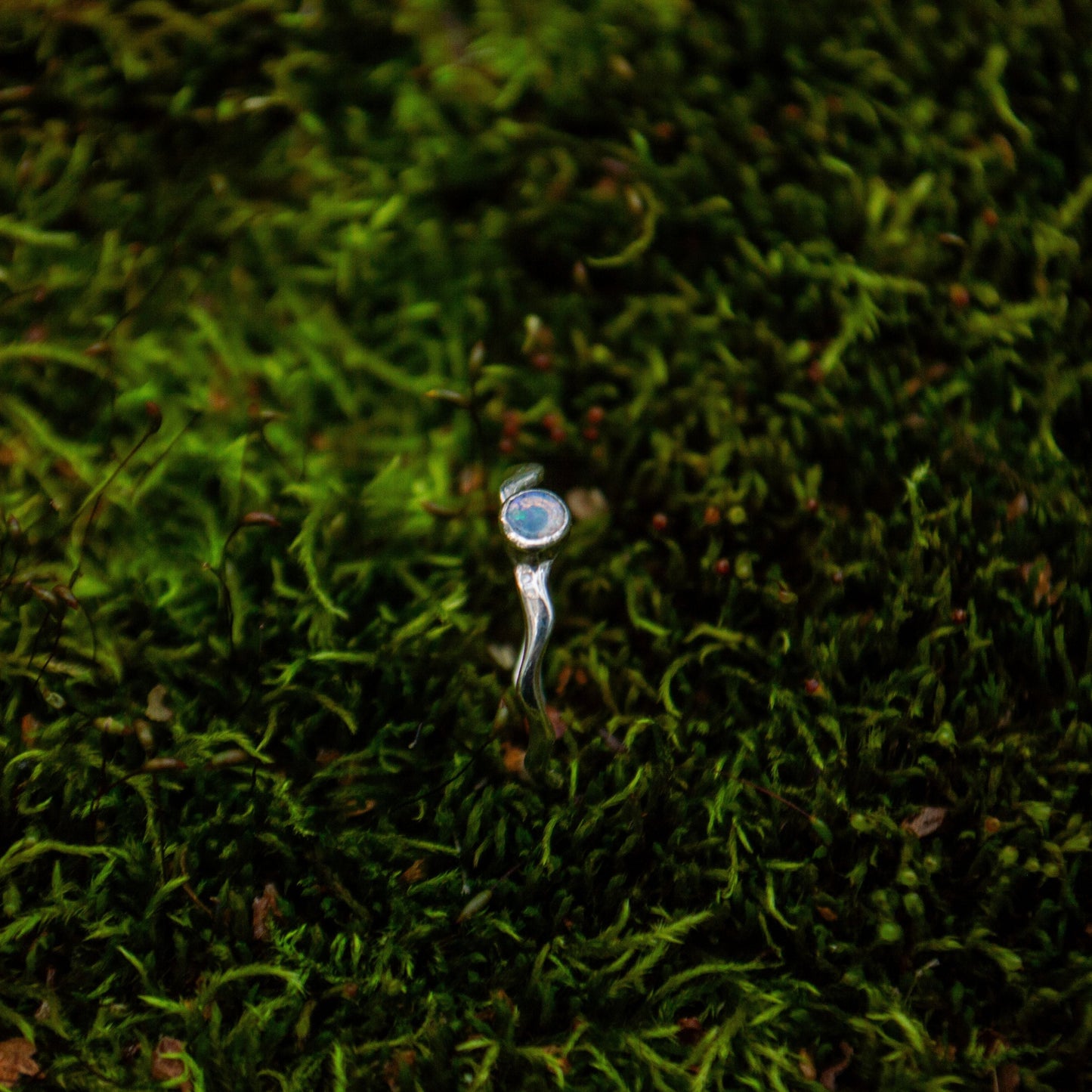 Hõbedast sõrmus opaaliga