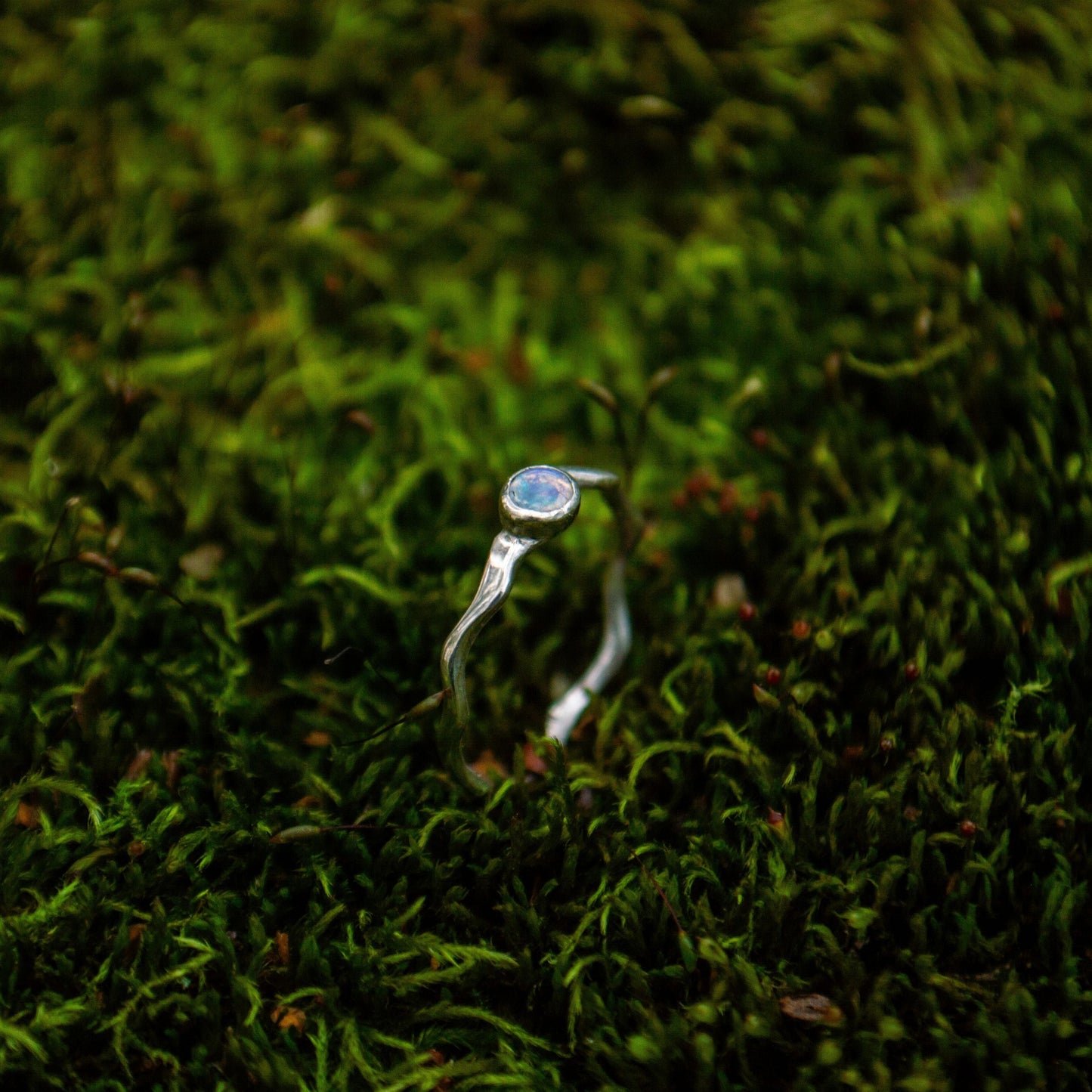 Hõbedast sõrmus opaaliga