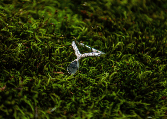 Hõbedast sõrmus sammalahhaadi ja lehemustriga