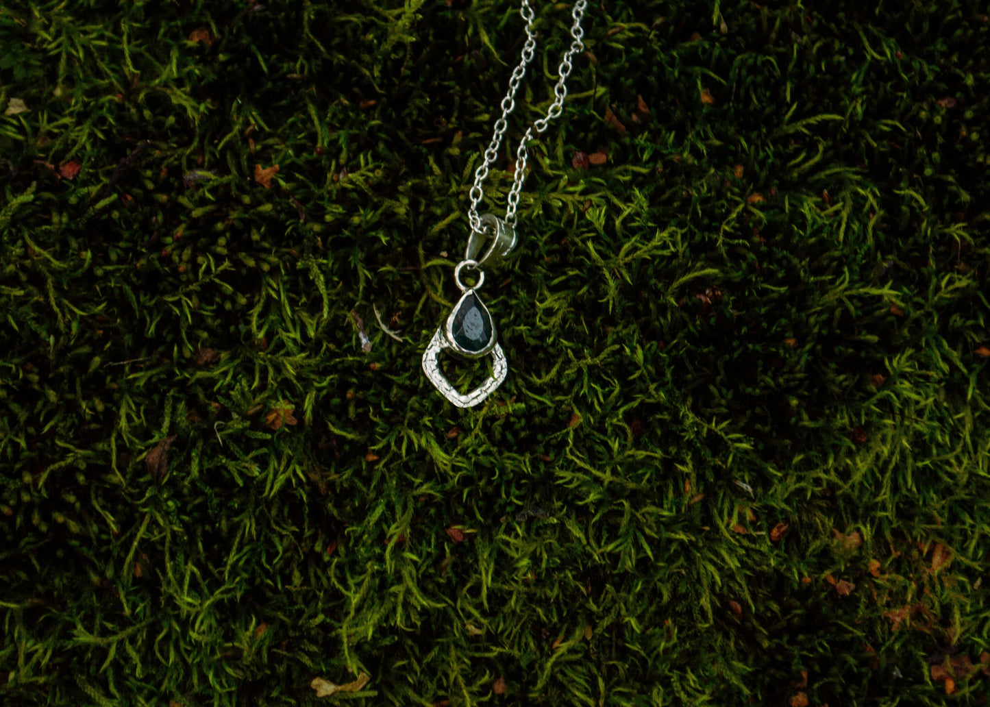 Silver pendant with moss agathe