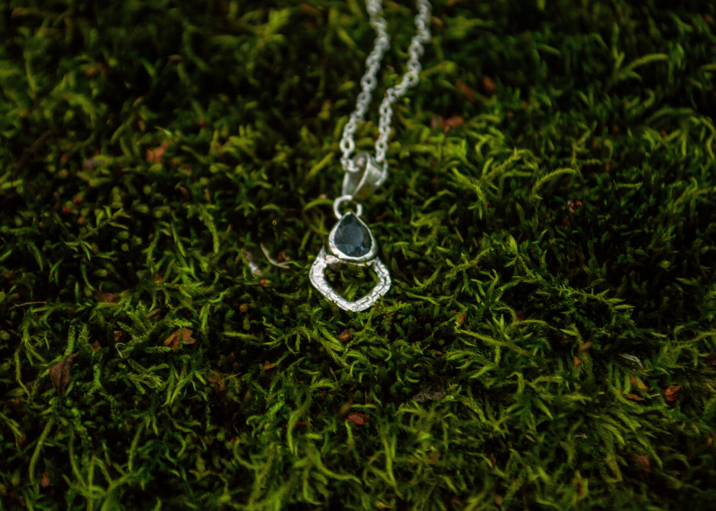 Silver pendant with moss agathe