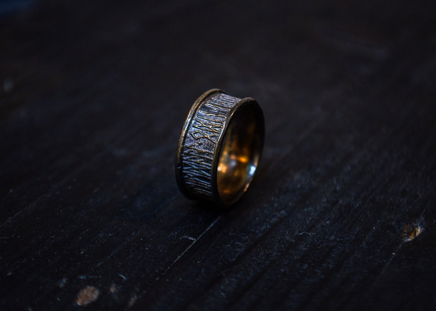 Messingist sõrmus viikingiruunidega