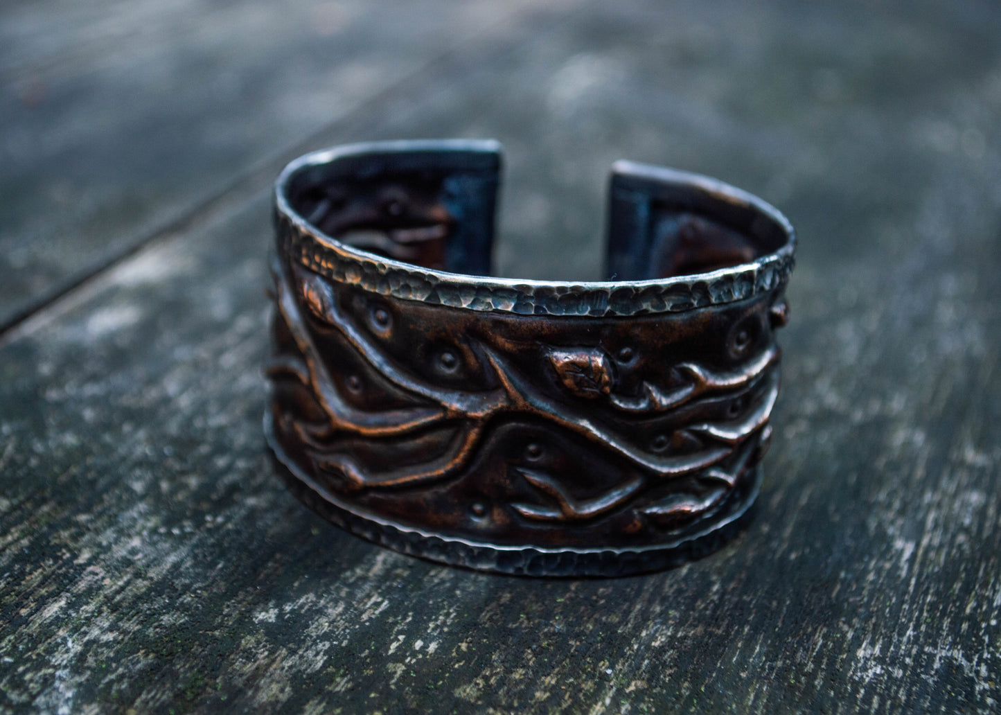 Tume metallist käevõru tekstuurse tumeda pinnaga