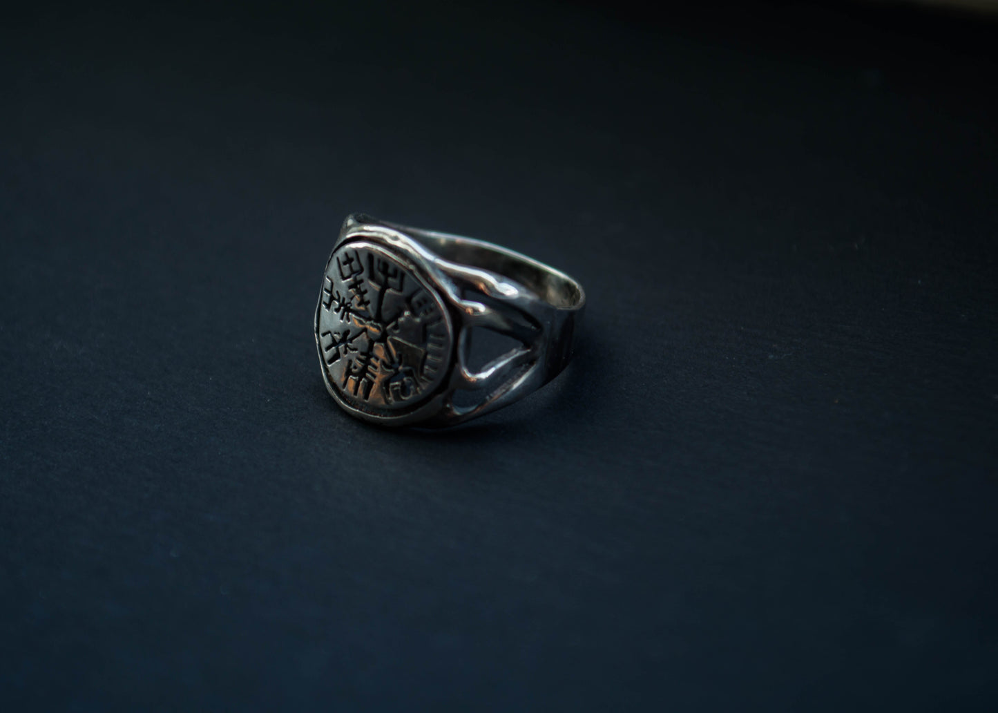 Hõbedast sõrmus vegvisiri sümboliga