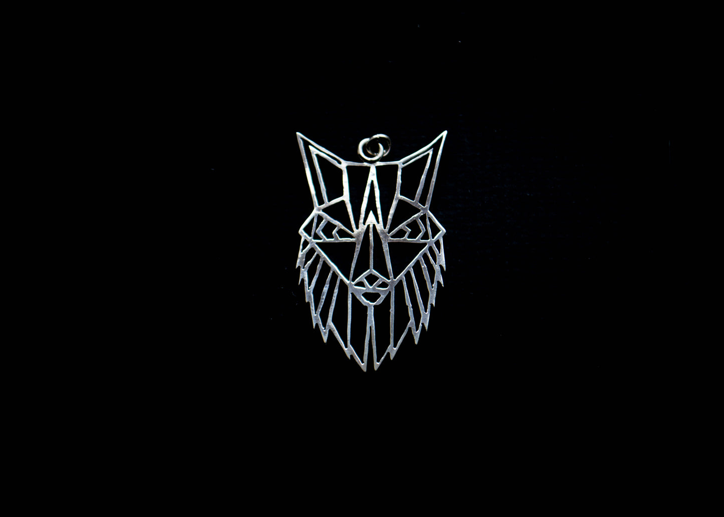 Geomeetriline hõbedast ripats rebasega