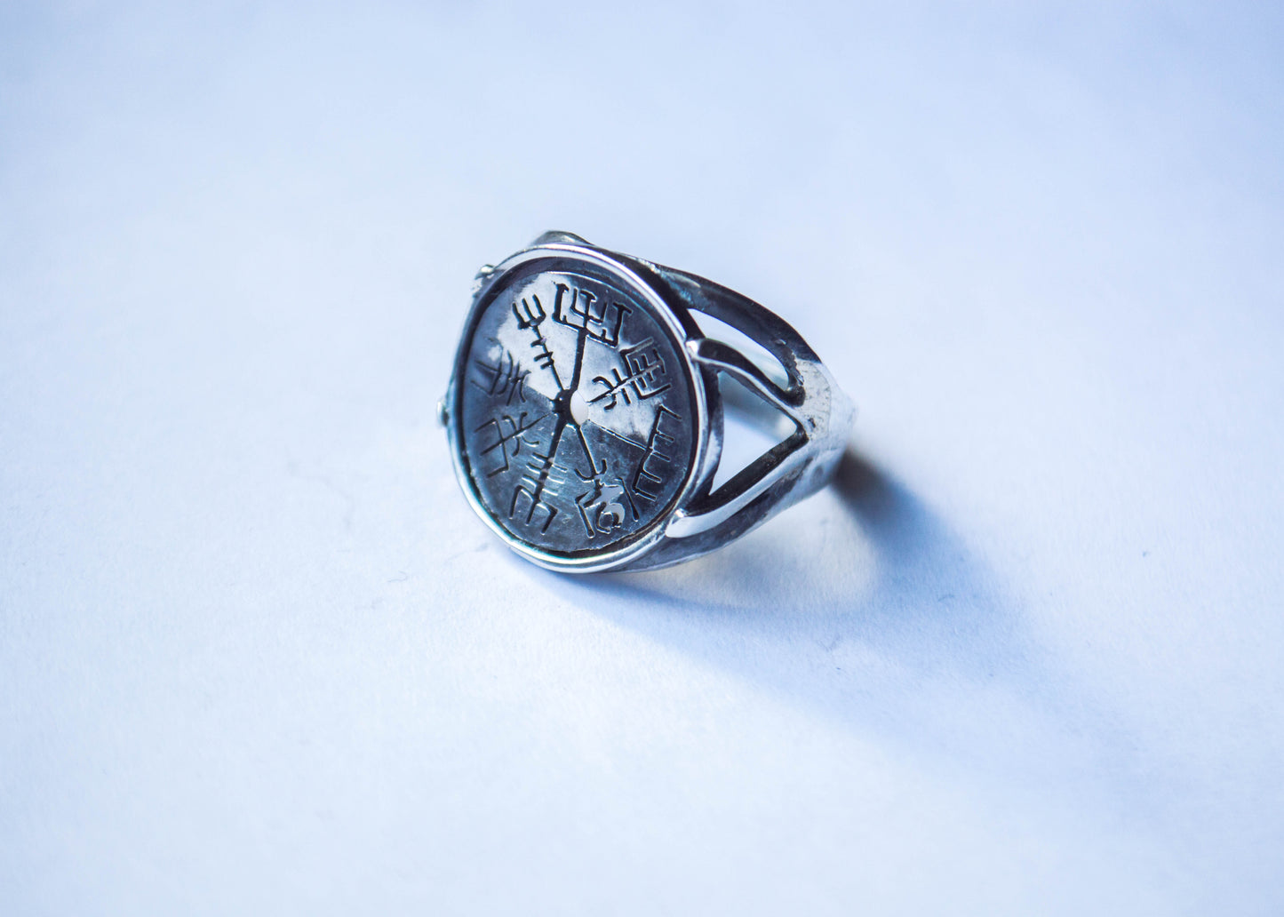 Hõbedast sõrmus vegvisiri sümboliga