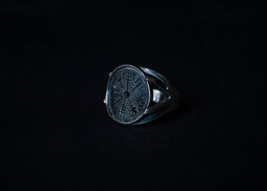 Hõbedast sõrmus vegvisiri sümboliga