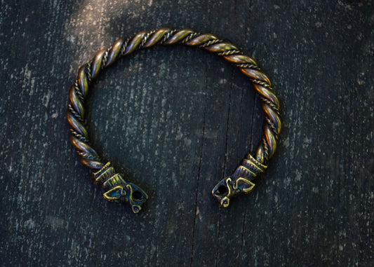 Viikingi stiilis messingist käevõru hundipeadega