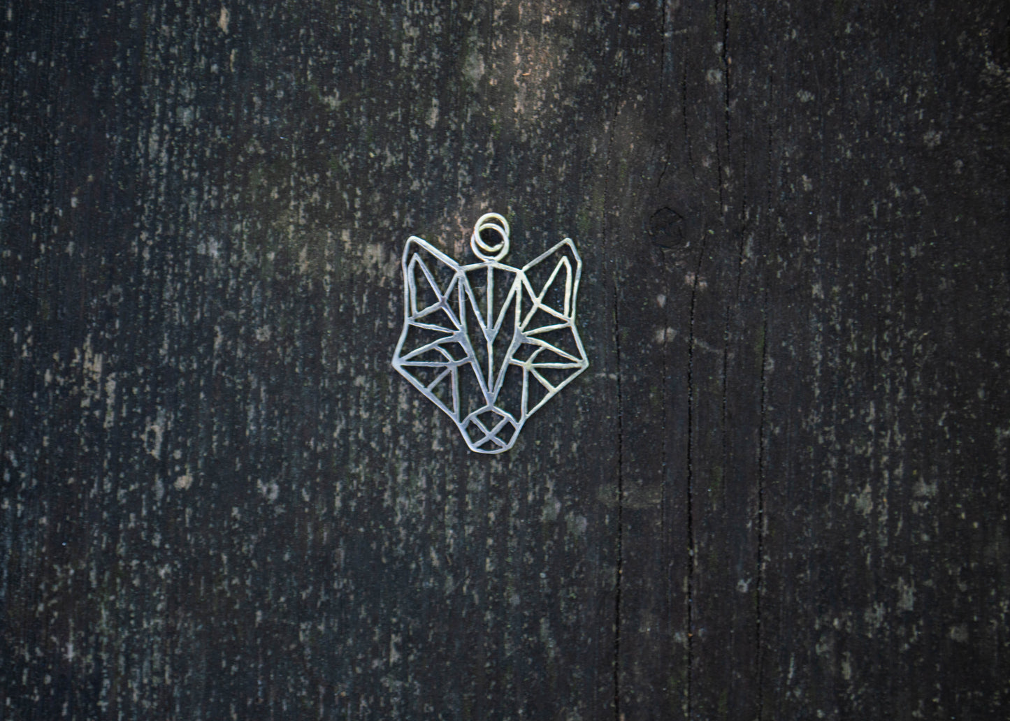 Geomeetriline hõbedast ripats hundiga