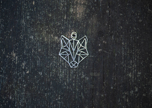 Geomeetriline hõbedast ripats hundiga