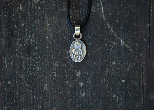 Hõbedast ripats karu käpajäljega