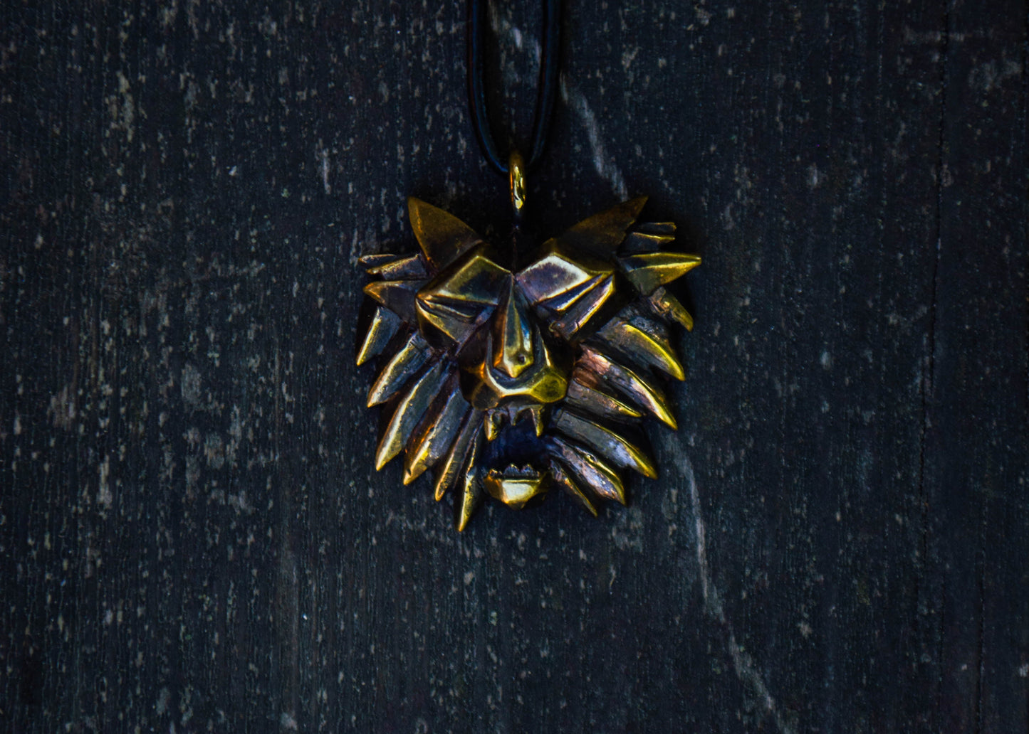 Messingist ripats lõviga