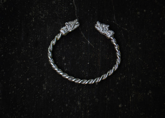 Viikingistiilis hõbedast käevõru karupeadega